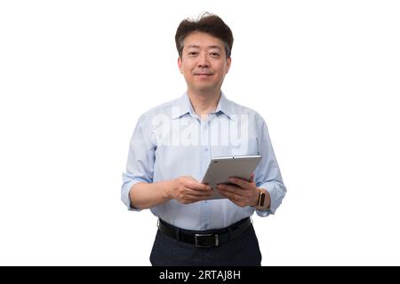 Ritratto di un uomo d'affari asiatico di mezza età di 50 anni che indossa una camicia blu Foto Stock
