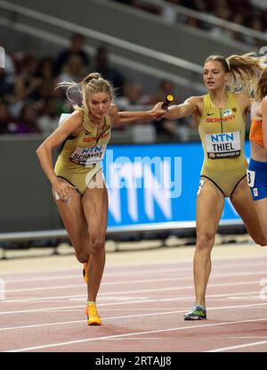 La tedesca Alica Schmidt gareggia nella staffetta 4x400 m l'ottavo giorno ai Campionati mondiali di atletica leggera al Centro Nazionale di atletica leggera di Budapest Foto Stock