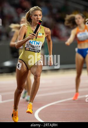 La tedesca Alica Schmidt gareggia nella staffetta 4x400 m l'ottavo giorno ai Campionati mondiali di atletica leggera al Centro Nazionale di atletica leggera di Budapest Foto Stock