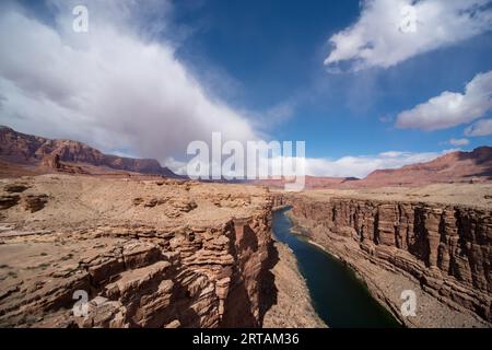 Il fiume Colorado visto dal ponte Navajo al confine tra Utah e Arizona, Stati Uniti. Foto Stock