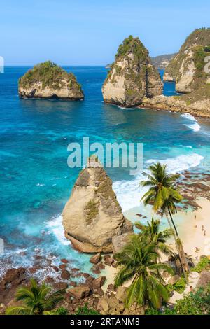 Dalla cima della scogliera si gode di una splendida vista sul mare di Bali Foto Stock