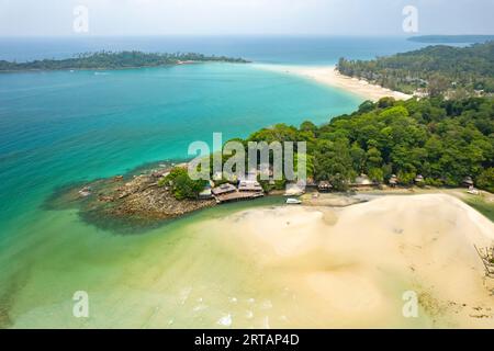 Vista aerea del Captain Hook Resort sulla spiaggia di Khlong Yai Kee e sulla spiaggia di Khlong Han Ko Kut o sull'isola di Koh Kood nel Golfo della Thailandia, in Asia Foto Stock