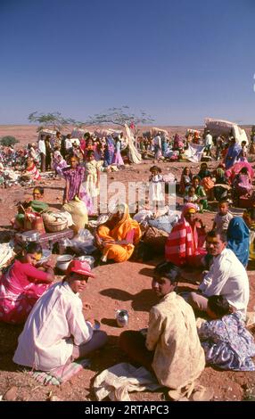 India: Un campo di pellegrinaggio, Festival di Poornima che si tiene vicino al Tempio di Yellamma, Saundatti, Karnataka (1994). Ogni anno nel mese indù di Magh (gennaio - febbraio) più di mezzo milione di persone si radunano intorno al minuscolo tempio della dea Yellamma a Saundatti. Yellamma è la patrona del devadasi o delle donne dedicate al servizio di una divinità o tempio. Foto Stock