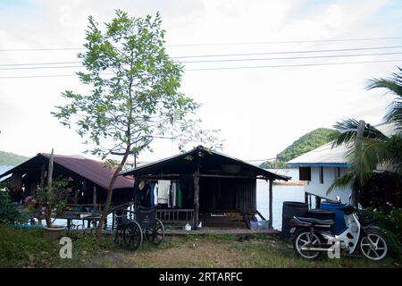 Koh Yao, Thailandia; 1 gennaio 2023: Vista frontale di una casa nel villaggio di pescatori dell'isola di Koh Yao. Foto Stock