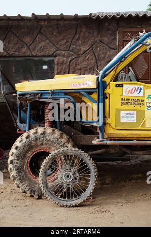 SUV fuoristrada giallo parcheggiato contro un muro Foto Stock