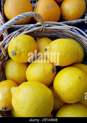 Dettaglio di cesti di arance e limoni su un tavolo di legno. Foto Stock