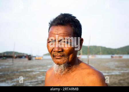 Koh Yao, Thailandia; 1 gennaio 2023: Pescatore locale in un villaggio di pescatori sull'isola di Koh Yao nel sud-est asiatico. Foto Stock