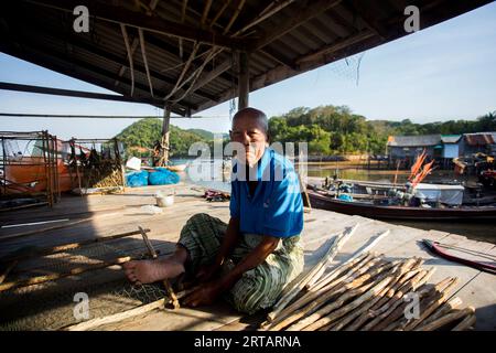 Koh Yao, Thailandia; 1 gennaio 2023: Pescatore locale in un villaggio di pescatori sull'isola di Koh Yao nel sud-est asiatico. Foto Stock