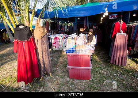 Ko Yao, Thailandia; 1 gennaio 2023: Chiosco di abbigliamento da strada in un mercato sull'isola di Ko Yao. Foto Stock