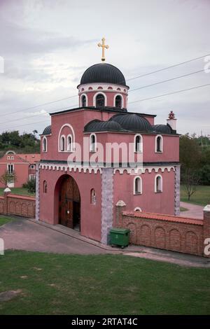 Serbia - edificio d'ingresso al complesso del Monastero di Krušedol Foto Stock