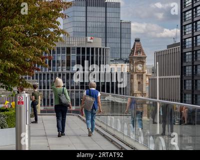 I visitatori della terrazza presso la Biblioteca di Birmingham ammirando la vista dello skyline del centro città; Birmingham, Regno Unito Foto Stock