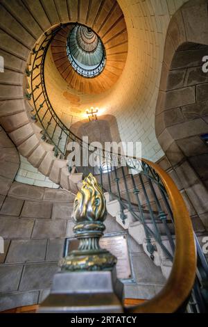 Francia, Bretagna, Penmarca'h, Phare d'Eckmühl, Scala a spirale, guardando in alto, faro, vista interna, architettura Foto Stock