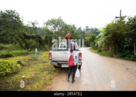 Chiang Rai, Thailandia; 1 gennaio 2023: Persone che visitano una tribù indigena degli altopiani nel distretto di Chiang Rai. Foto Stock