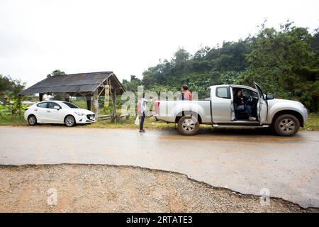 Chiang Rai, Thailandia; 1 gennaio 2023: Persone che visitano una tribù indigena degli altopiani nel distretto di Chiang Rai. Foto Stock