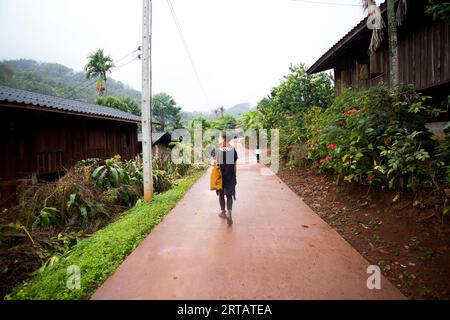 Chiang Rai, Thailandia; 1 gennaio 2023: Una giovane donna in visita a una tribù indigena delle Highland nel distretto di Chiang Rai. Foto Stock