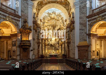 Altare del barocco Karlskirche a Vienna, Austria, Europa Foto Stock
