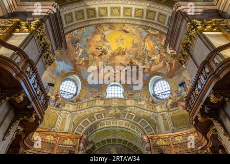Affreschi del soffitto nella sala di Stato della Biblioteca Nazionale austriaca a Vienna, Austria, Europa Foto Stock