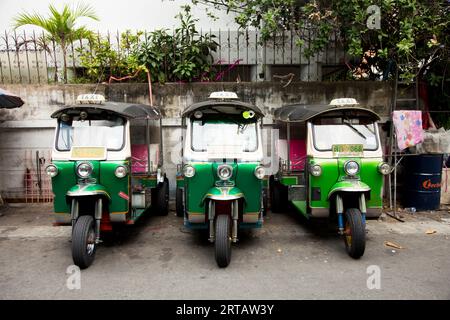 Bangkok, Thailandia; 1 gennaio 2023: Tre tuk di fila in una strada cittadina. Foto Stock