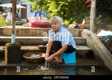 Bangkok, Thailandia; 1 gennaio 2023: Gente che pulisce pesce e vende pesce nel distretto di Samut Songkram. Foto Stock