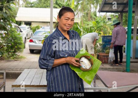 Bangkok, Thailandia; 1 gennaio 2023: Gente che pulisce pesce e vende pesce nel distretto di Samut Songkram. Foto Stock