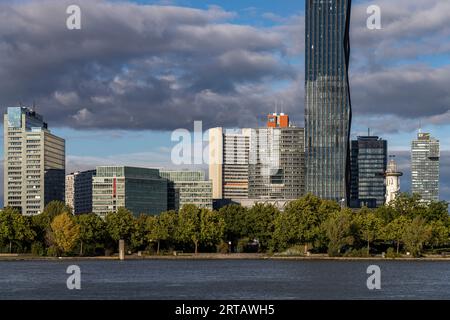 Donauinsel con faro e skyline di Donau City a Vienna, Austria, Europa Foto Stock