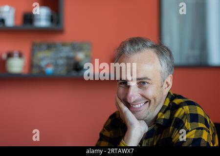Colonia, Germania. 11 settembre 2023. Jan Böhmermann, presentatore e giornalista, parla durante un'intervista con dpa nel suo ufficio presso lo Studio Ehrenfeld. Crediti: Rolf Vennenbernd/dpa/Alamy Live News Foto Stock