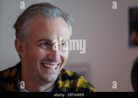 Colonia, Germania. 11 settembre 2023. Jan Böhmermann, presentatore e giornalista, parla durante un'intervista con dpa nel suo ufficio presso lo Studio Ehrenfeld. Crediti: Rolf Vennenbernd/dpa/Alamy Live News Foto Stock