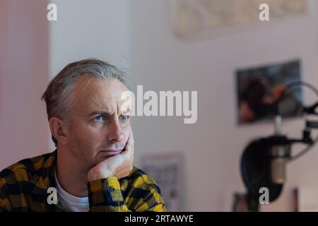 Colonia, Germania. 11 settembre 2023. Jan Böhmermann, presentatore e giornalista, parla durante un'intervista con dpa nel suo ufficio presso lo Studio Ehrenfeld. Crediti: Rolf Vennenbernd/dpa/Alamy Live News Foto Stock