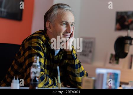 Colonia, Germania. 11 settembre 2023. Jan Böhmermann, presentatore e giornalista, parla durante un'intervista con dpa nel suo ufficio presso lo Studio Ehrenfeld. Crediti: Rolf Vennenbernd/dpa/Alamy Live News Foto Stock