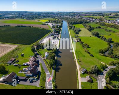 Lembeek, Halle, Vlaams Brabant, Belgio, 5 settembre 2023, nave da carico o chiatta che passa sul Canal Brussels Charleroi, un canale artificiale in Belgio. È ancora in uso attivo nel trasporto di merci e materie prime. Foto di alta qualità Foto Stock