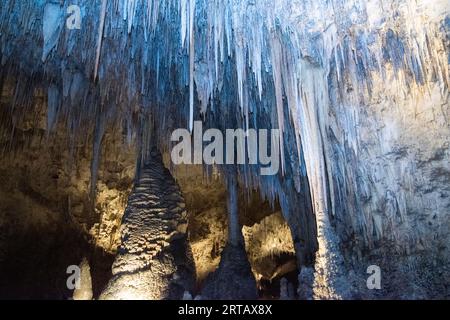 Stalagmiti, stalagiti e formazioni rocciose nelle grotte di Carlsbad Caverns, New Mexico. Foto Stock