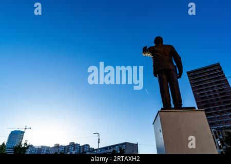 La statua dell'ex presidente americano Bill Clinton, che è stato il 42° presidente degli Stati Uniti dal 1993 al 2001 e proviene dall'Arkansas, può essere osservata nei pressi della cattedrale di madre Teresa a Prishtina, la capitale del Kosovo lunedì 11 settembre 2023. (Foto VX/ Vudi Xhymshiti) Foto Stock