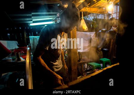 Chiang mai, Thailandia; 1 gennaio 2023: Chef thailandese nel suo umile ristorante a Chiang mai. Foto Stock