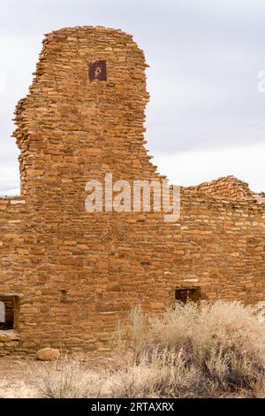 Pueblo Bonito è la grande casa più grande e conosciuta del Chaco Culture National Historical Park, New Mexico settentrionale. Foto Stock