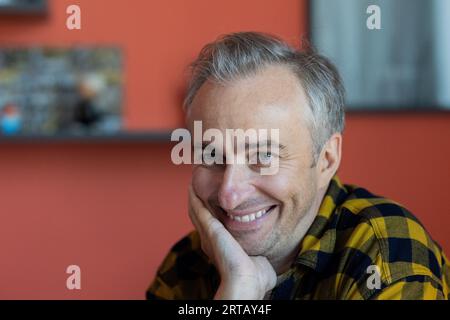 Colonia, Germania. 11 settembre 2023. Jan Böhmermann, presentatore e giornalista, parla durante un'intervista con dpa nel suo ufficio presso lo Studio Ehrenfeld. Crediti: Rolf Vennenbernd/dpa/Alamy Live News Foto Stock