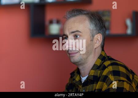 Colonia, Germania. 11 settembre 2023. Jan Böhmermann, presentatore e giornalista, parla durante un'intervista con dpa nel suo ufficio presso lo Studio Ehrenfeld. Crediti: Rolf Vennenbernd/dpa/Alamy Live News Foto Stock