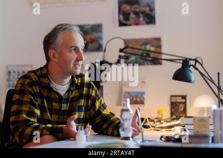 Colonia, Germania. 11 settembre 2023. Jan Böhmermann, presentatore e giornalista, parla durante un'intervista con dpa nel suo ufficio presso lo Studio Ehrenfeld. Crediti: Rolf Vennenbernd/dpa/Alamy Live News Foto Stock