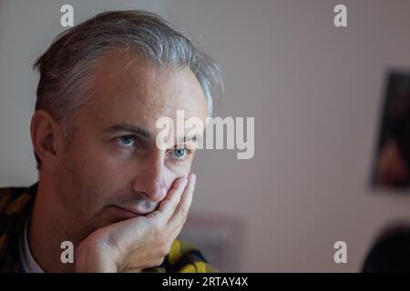 Colonia, Germania. 11 settembre 2023. Jan Böhmermann, presentatore e giornalista, parla durante un'intervista con dpa nel suo ufficio presso lo Studio Ehrenfeld. Crediti: Rolf Vennenbernd/dpa/Alamy Live News Foto Stock