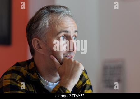 Colonia, Germania. 11 settembre 2023. Jan Böhmermann, presentatore e giornalista, parla durante un'intervista con dpa nel suo ufficio presso lo Studio Ehrenfeld. Crediti: Rolf Vennenbernd/dpa/Alamy Live News Foto Stock