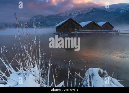 Fredda serata invernale sulle rive del lago Kochel, alta Baviera, Germania. Foto Stock