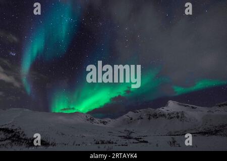 Aurora Borealis sulle montagne vicino a Tromsø, Norvegia. Foto Stock