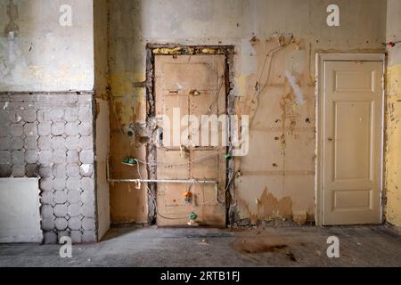 Cucina prima di ristrutturare nell'edificio vecchio Foto Stock