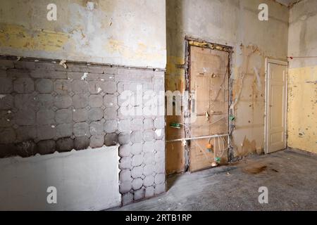 Cucina prima di ristrutturare nell'edificio vecchio Foto Stock