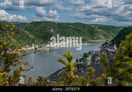 Vista dal castello di Rheinfels a St Goar e la Valle del Reno vicino a St Goarshausen, sullo sfondo il castello di Katz, la valle dell'alto Reno medio, St. Goar, Foto Stock