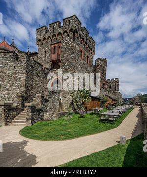 Vista dal Burggarten alla parte sud-orientale del castello di Reichenstein, Trechtingshausen, alta Valle del Medio Reno, Renania-Palatinato, Germania Foto Stock