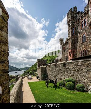 Vista sul Burggarten e sulla parte orientale del castello di Reichenstein nella valle del Reno vicino ad Assmannshausen, Trechtingshausen, alta Val del Reno medio Foto Stock