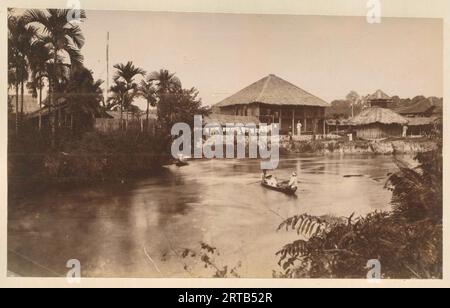 Colonialismo europeo in Indonesia, 1900, 1890, veduta delle case degli uomini europei e dei dirigenti della piantagione lungo il fiume. Probabilmente Langkat, Sumatra. Foto Stock