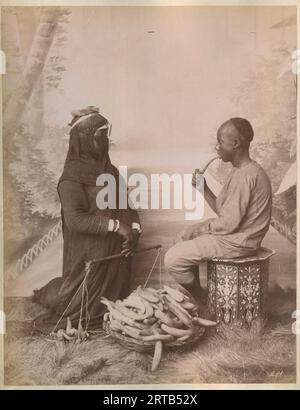 Donna velata e venditore di cetrioli, probabilmente in Turchia, 1890 - 1900 Foto Stock