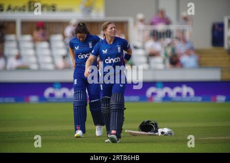 Chester le Street, 9 settembre 2023. Maia Bouchier e Heather Knight battono per le donne inglesi contro le donne dello Sri Lanka nella prima Metro Bank One Day International a Seat Unique Riverside durante un intervallo di drink. Crediti: Colin Edwards Foto Stock