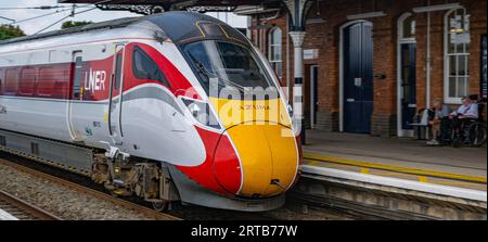 Grantham, Lincolnshire, Regno Unito – Un treno Azuma della London North Eastern Railway (LNER) che arriva alla stazione Foto Stock